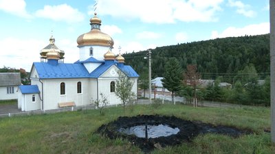 У селі Міжгір’я на Прикарпатті зі старих свердловин витікає нафта у городи жителів та місцеву річку У селі Міжгір’я на Прикарпатті зі старих свердловин витікає нафта у городи жителів та місцеву річку