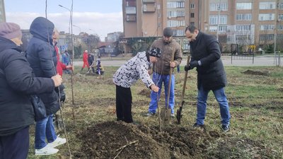 Батьки загиблих атовців висадили фруктовий сад в Івано-Франківську Батьки загиблих атовців висадили фруктовий сад в Івано-Франківську