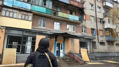 Російські військові на Донеччині дронами й авіацією обстріляли лікарню, дитсадок та школу