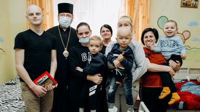 Глава УГКЦ Святослав відвідав у Франківську хворих дітей