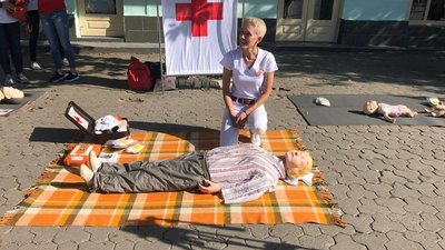 Волонтери "Червоного хреста" вчили ужгородців надавати першу медичну допомогу