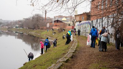 У Харкові влаштували прибирання Лопанської набережної: фоторепортаж У Харкові влаштували прибирання Лопанської набережної: фоторепортаж