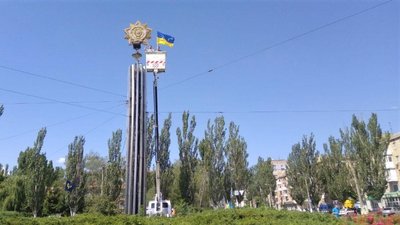 У Кропивницькому на площі поряд з радянською зіркою встановили прапор України
