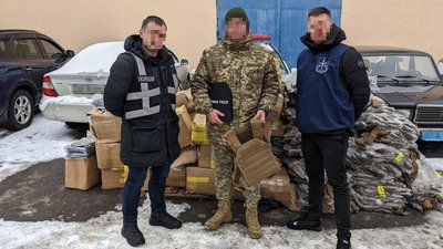 Столичні прокурори передали для ЗСУ понад 3 сотні бронежилетів, вилучених під час обшуків