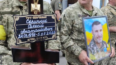 "Залишиться з нами назавжди": у Полтаві попрощалися із трьома загиблими бійцями "Залишиться з нами назавжди": у Полтаві попрощалися із трьома загиблими бійцями