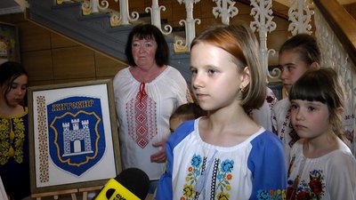 Вихованці гуртка "Українська народна вишивка" вишили карту Житомирської області Вихованці гуртка "Українська народна вишивка" вишили карту Житомирської області