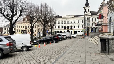 Ділянка дороги перед Чернівецькою міськрадою, де запровадили двосторонній рух