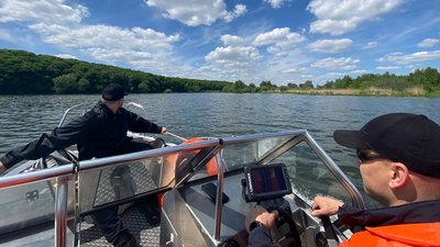Акваторію Тернопільського патрулюють на моторному човні Акваторію Тернопільського патрулюють на моторному човні