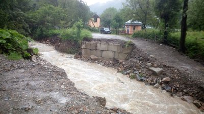 Негода повернулася. На Прикарпатті ще три села залишилися без сполучення Негода повернулася. На Прикарпатті ще три села залишилися без сполучення
