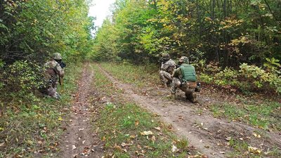 "У дулі автомата розвідника має оселитись павук". На Кіровоградщині навчають розвідників бригади тероборони