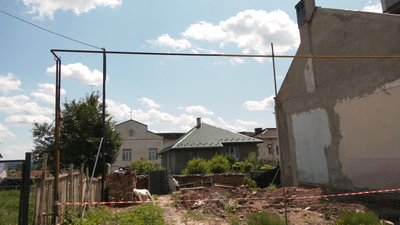 У Калуші Мирослава Яковина скаржиться на сусіда, бо через будівельні роботи підтоплює її житло У Калуші Мирослава Яковина скаржиться на сусіда, бо через будівельні роботи підтоплює її житло