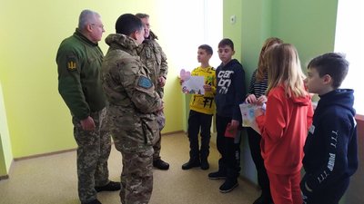 Смаколики, ліки та теплі речі. Як кропивничани збирали для військових новорічні подарунки Смаколики, ліки та теплі речі. Як кропивничани збирали для військових новорічні подарунки