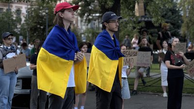 Люди під час мирної акції протесту проти відставки Михайла Федорова