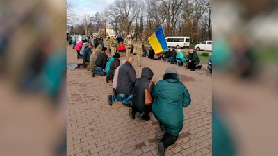 На Чернігівщині попрощалися з трьома військовими ЗСУ, які загинули під час виконання бойових завдань На Чернігівщині попрощалися з трьома військовими ЗСУ, які загинули під час виконання бойових завдань