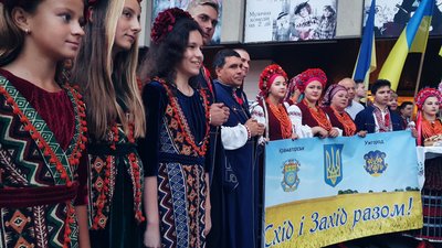 "Схід і захід разом!". Закарпатський народний хор зустрів сонце "Молитвою за Україну" "Схід і захід разом!". Закарпатський народний хор зустрів сонце "Молитвою за Україну"