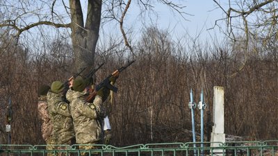 На Чернігівщині попрощалися з двома бійцями, які загинули на Донбасі На Чернігівщині попрощалися з двома бійцями, які загинули на Донбасі