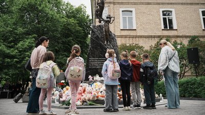 Жителі Харкова кладуть квіти до памʼяника дітям, які загинули під час війни
