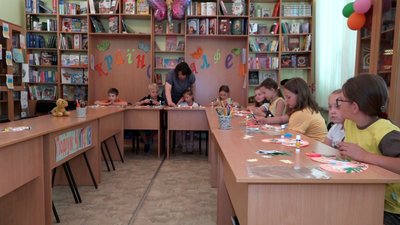 Символічне серце з голубами – в житомирському таборі книголюбів діти робили аплікації до Дня Української Державності Символічне серце з голубами – в житомирському таборі книголюбів діти робили аплікації до Дня Української Державності