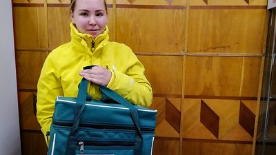 Вікторія Гурська прийшла купувати вакцину від грипу з термосумкою Вікторія Гурська прийшла купувати вакцину від грипу з термосумкою
