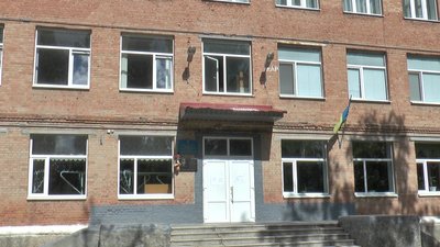 «Говорить, що вчилася у нас»: у Полтаві затримали дівчину, яка стріляла у вчителів із арбалета «Говорить, що вчилася у нас»: у Полтаві затримали дівчину, яка стріляла у вчителів із арбалета