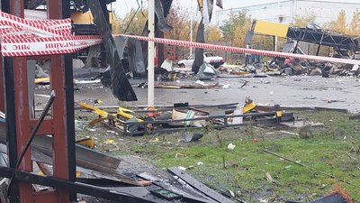 "Вікна і двері тремтіли, дитина сильно злякалася" – дніпряни про ракетний удар по АЗС у Дніпрі "Вікна і двері тремтіли, дитина сильно злякалася" – дніпряни про ракетний удар по АЗС у Дніпрі