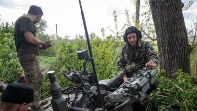 "Спостерігаємо, як кабани бігають": 93 бригада показала трофейний танк, який використовують у боях на Ізюмщині "Спостерігаємо, як кабани бігають": 93 бригада показала трофейний танк, який використовують у боях на Ізюмщині