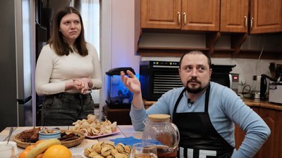Повернувся з АТО та відкрив власну справу. Чернівчанин робить закуски зі свинячої шкіри Повернувся з АТО та відкрив власну справу. Чернівчанин робить закуски зі свинячої шкіри