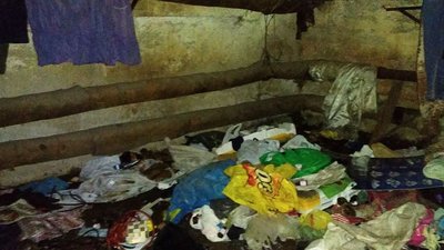 У Франківську комунальники знайшли "притон" безпритульних - вивезли 2 трактори сміття У Франківську комунальники знайшли "притон" безпритульних - вивезли 2 трактори сміття