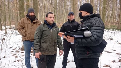 Чоловіка, який викинув у лісі поблизу Тернополя сміття, оштрафували Чоловіка, який викинув у лісі поблизу Тернополя сміття, оштрафували