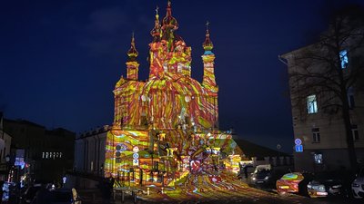 Різдвяне світло: швейцарський художник "підсвітив" будівлі у Києві Різдвяне світло: швейцарський художник "підсвітив" будівлі у Києві