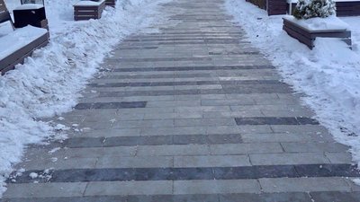 Тротуари у Тернополі розчищають механізовано і вручну Тротуари у Тернополі розчищають механізовано і вручну