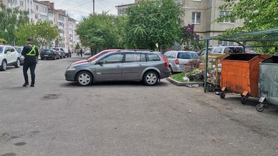 Як у Луцьку штрафують водіїв, які блокують заїзд комунальників до смітників