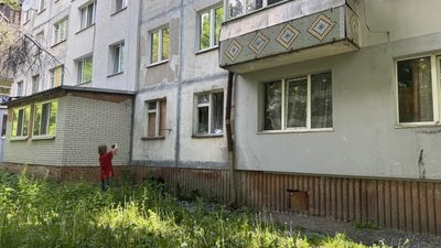 Армія РФ вдарила біля біля багатоповерхівки у Сумах. ФОТО