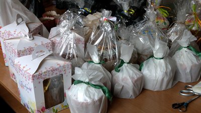 "Великодні кошики" поїхали з Рівного до Харкова: їх зібрали для пенсіонерів і людей з інвалідністю
