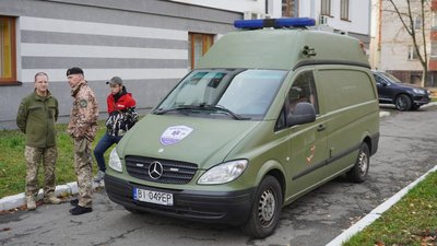 Карета швидкої допомоги та спорядження для військових: Бучанська громада отримала допомогу від американців