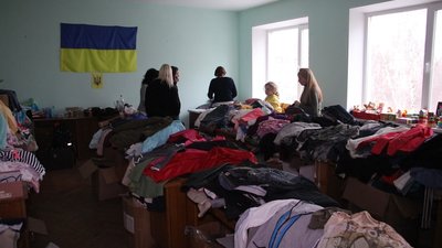 Працюють і без електроенергії. Херсонцям у Вінниці роздавали допомогу від ООН Працюють і без електроенергії. Херсонцям у Вінниці роздавали допомогу від ООН