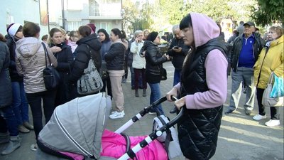 У Луцьку – черги переселенців за виплатами від благодійників У Луцьку – черги переселенців за виплатами від благодійників