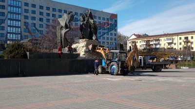 В Івано-Франківську розбирають мішки з піском, яким убезпечували пам'ятник Іванові Франку від можливих руйнувань В Івано-Франківську розбирають мішки з піском, яким убезпечували пам'ятник Іванові Франку від можливих руйнувань