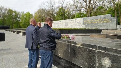 У Харкові 9 травня відбулася панахида на Меморіальному комплексі Слави у Лісопарку. Жителі міста принесли до комплексу квіти У Харкові 9 травня відбулася панахида на Меморіальному комплексі Слави у Лісопарку. Жителі міста принесли до комплексу квіти