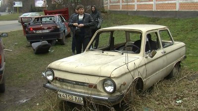 У Луцьку діти потрощили дві машини