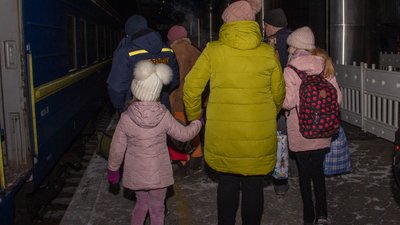 З Дніпра до Львова евакопотягом вирушили переселенці з Ізюма