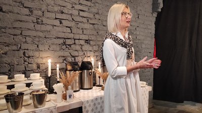 Тернопільські пенсіонерки готуються до фотосесії Тернопільські пенсіонерки готуються до фотосесії