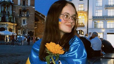 "Підтримуєш Україну? Обійми мене". Як франківка Валерія Ковальчук у Кракові нагадує європейцям про війну з РФ "Підтримуєш Україну? Обійми мене". Як франківка Валерія Ковальчук у Кракові нагадує європейцям про війну з РФ