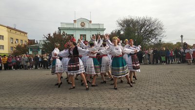 Гуцулка і гопак: у центрі Ужгорода танцювали студенти Закарпаття і Харківщини Гуцулка і гопак: у центрі Ужгорода танцювали студенти Закарпаття і Харківщини