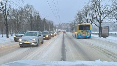 170 спецмашин розчищають дороги Тернопільщини від снігу 170 спецмашин розчищають дороги Тернопільщини від снігу