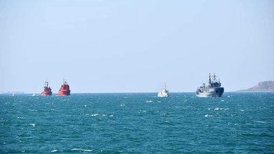 День ВМСУ: в морі показово "врятували" корабель та спустили на воду вінок День ВМСУ: в морі показово "врятували" корабель та спустили на воду вінок