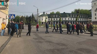 Вимагали відкриття ринку: у райцентрі на Рівненщині торговці перекривали дорогу