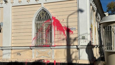 "Реакція на події в Ізраїлі": у Миколаєві невідомі облили синагогу червоною фарбою "Реакція на події в Ізраїлі": у Миколаєві невідомі облили синагогу червоною фарбою
