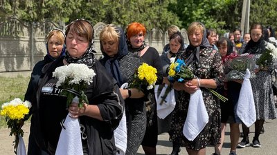 Пішов на фронт у перші дні війни. У Чернівецькій області попрощались з військовим, який загинув на Харківщині
