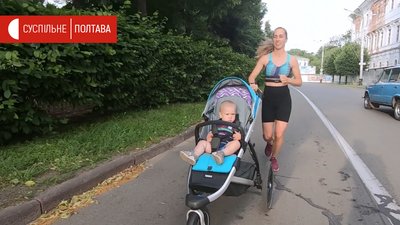 Полтавка Ірина Литовченко штовхає візок з сином під час пробіжки Полтавка Ірина Литовченко штовхає візок з сином під час пробіжки